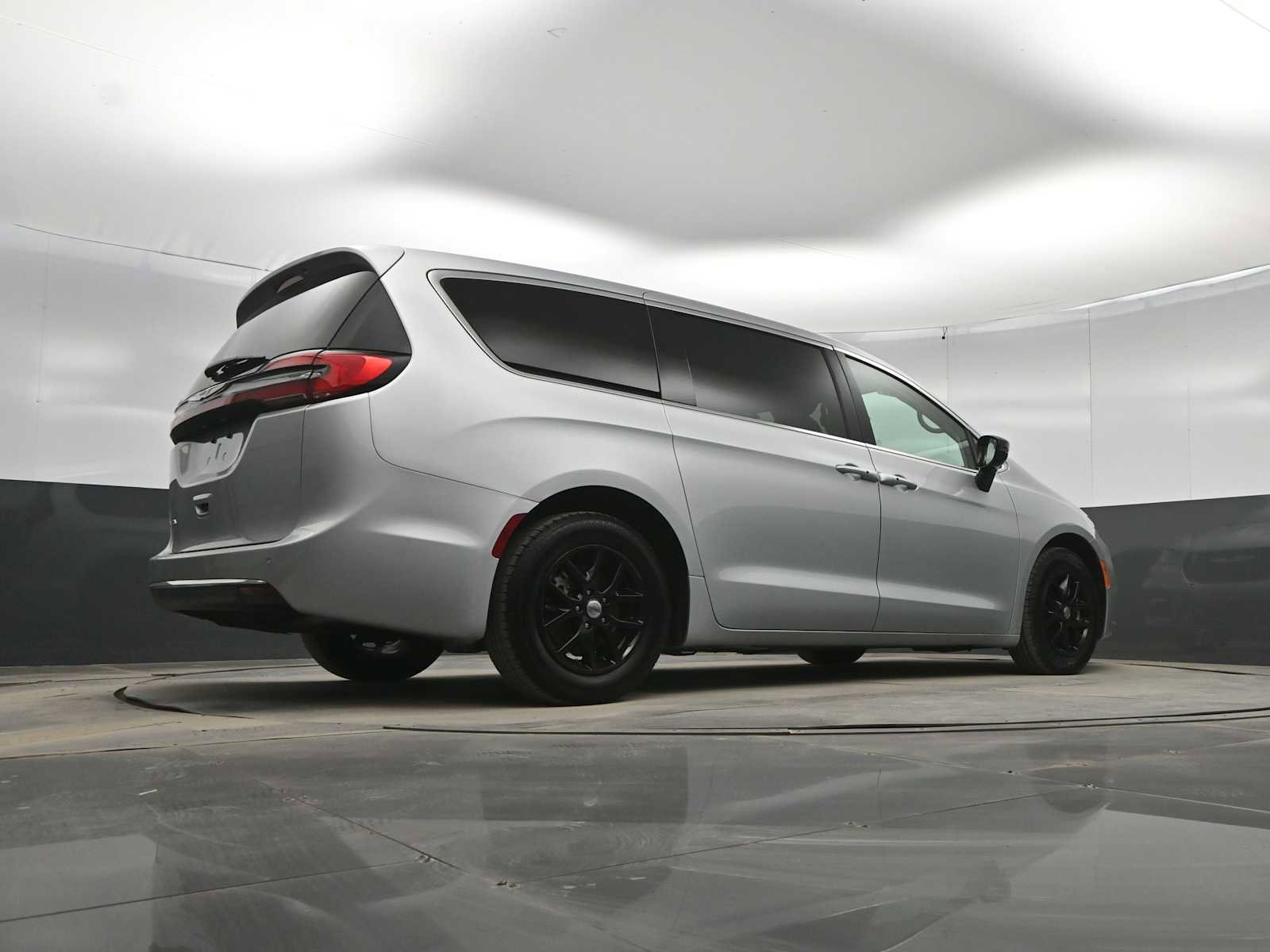 Used 2024 Chrysler Pacifica Touring-L image 37