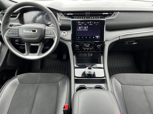 Used 2024 Jeep Grand Cherokee Altitude image 3