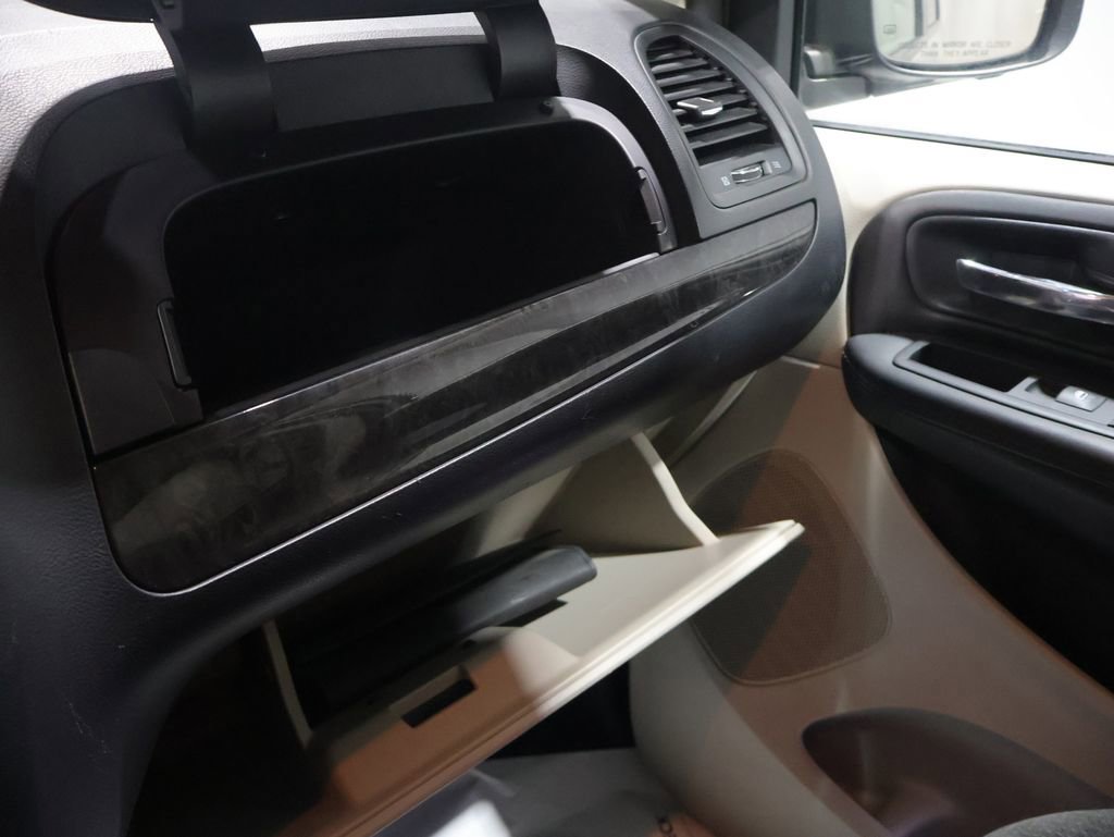 Used 2016 Dodge Grand Caravan SXT FWD image 30