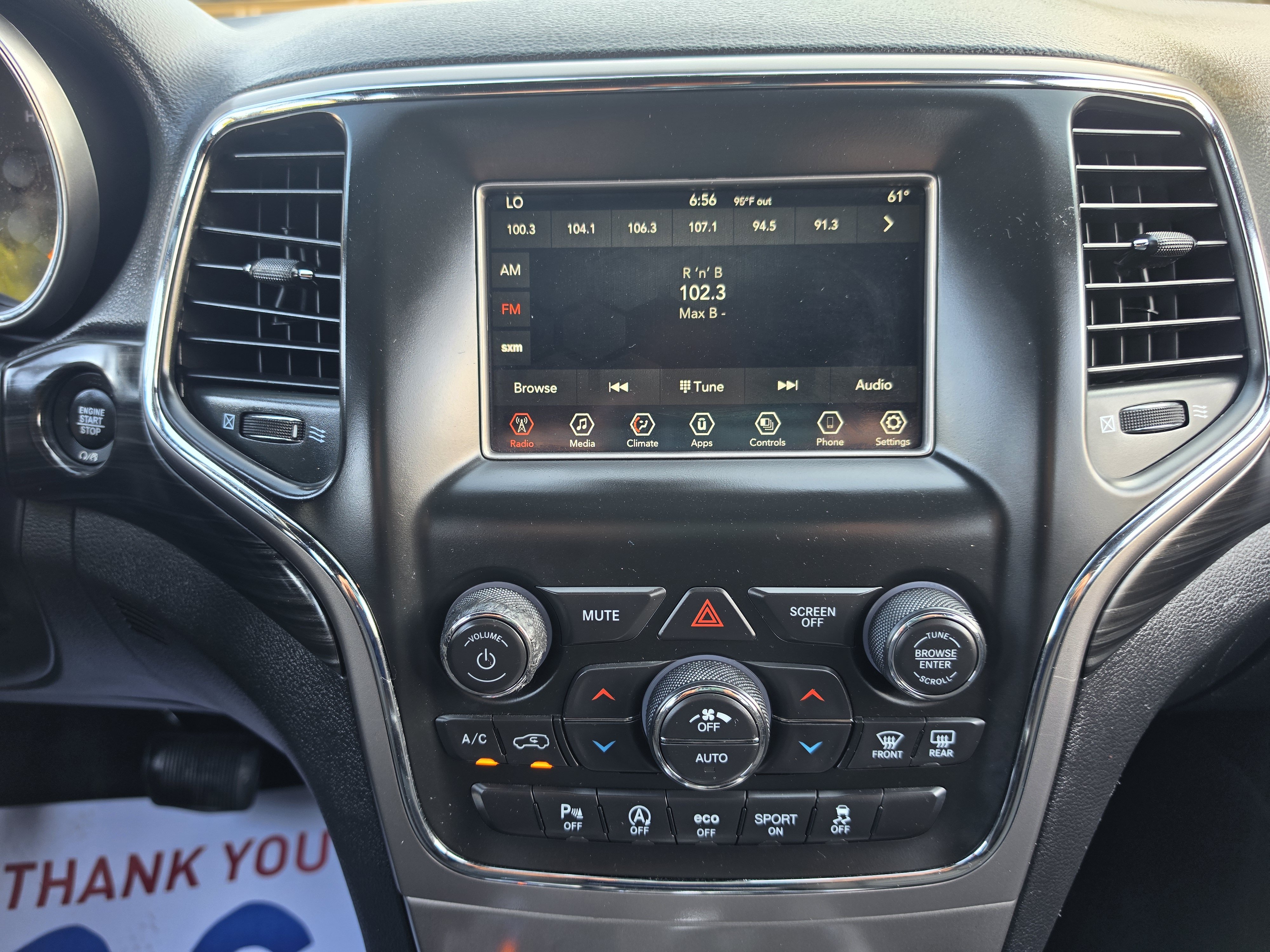 Used 2021 Jeep Grand Cherokee Laredo AWD/4WD image 31