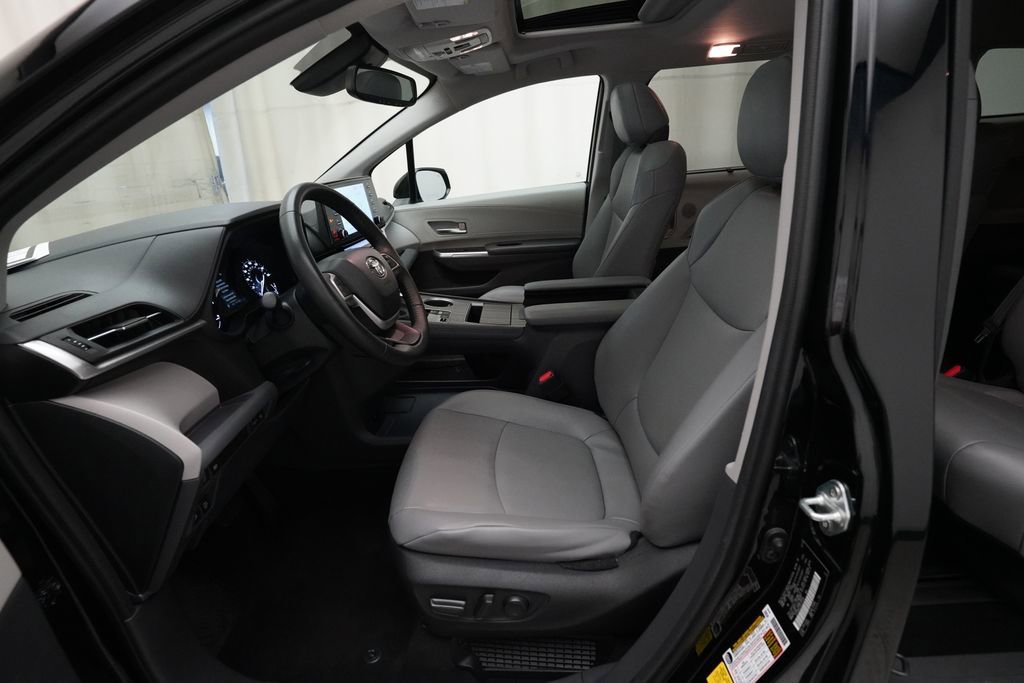 Used 2023 Toyota Sienna XLE FWD image 7