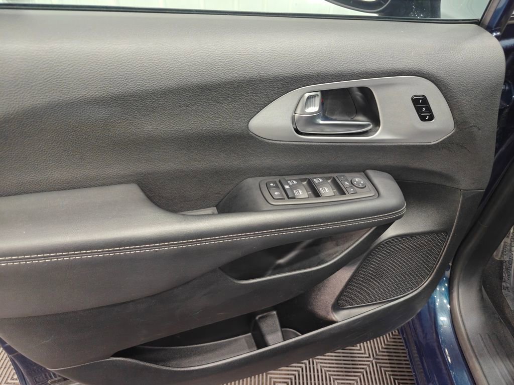 Used 2025 Chrysler Pacifica Limited image 66