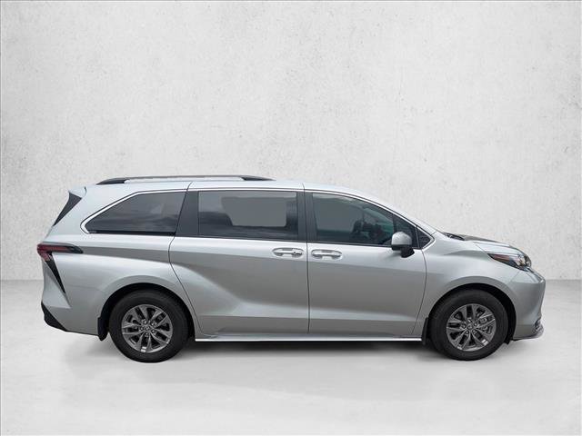 Used 2025 Toyota Sienna XLE image 4