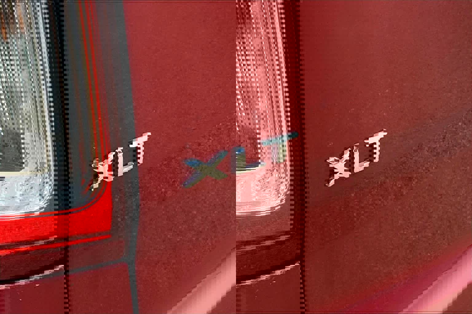 Used 2015 Ford Explorer XLT w/ Equipment Group 202B image 9