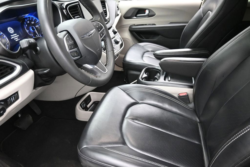 Used 2023 Chrysler Pacifica Touring-L FWD image 15