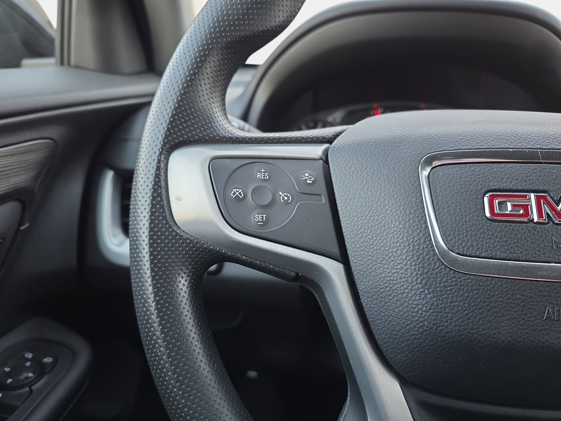 Used 2024 GMC Terrain SLE w/ Driver Convenience Package image 16