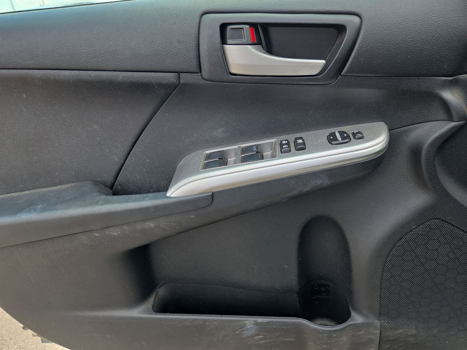 Used 2012 Toyota Camry SE FWD image 15