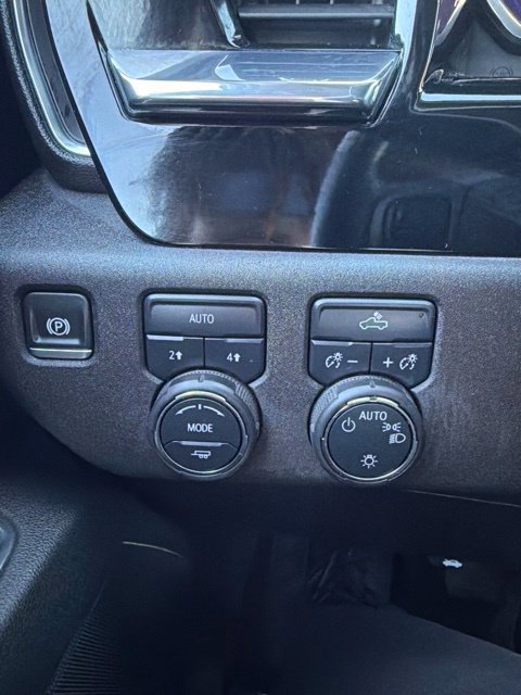 Used 2025 Chevrolet Silverado 1500 LT AWD/4WD image 19