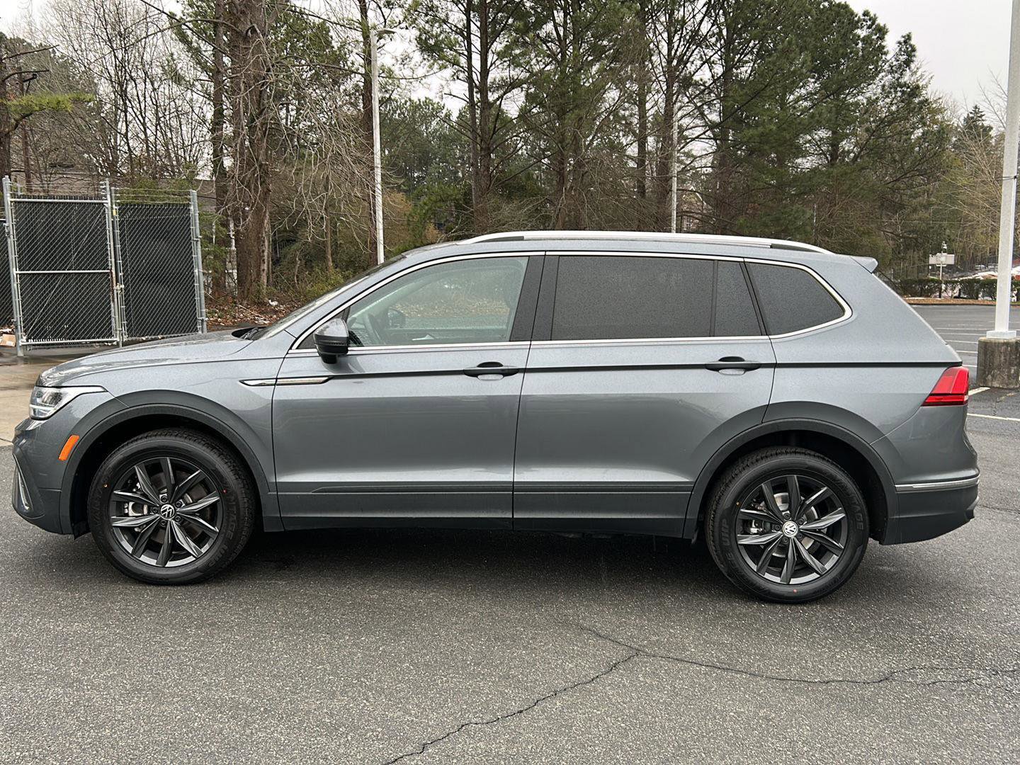 Used 2024 Volkswagen Tiguan SE image 3