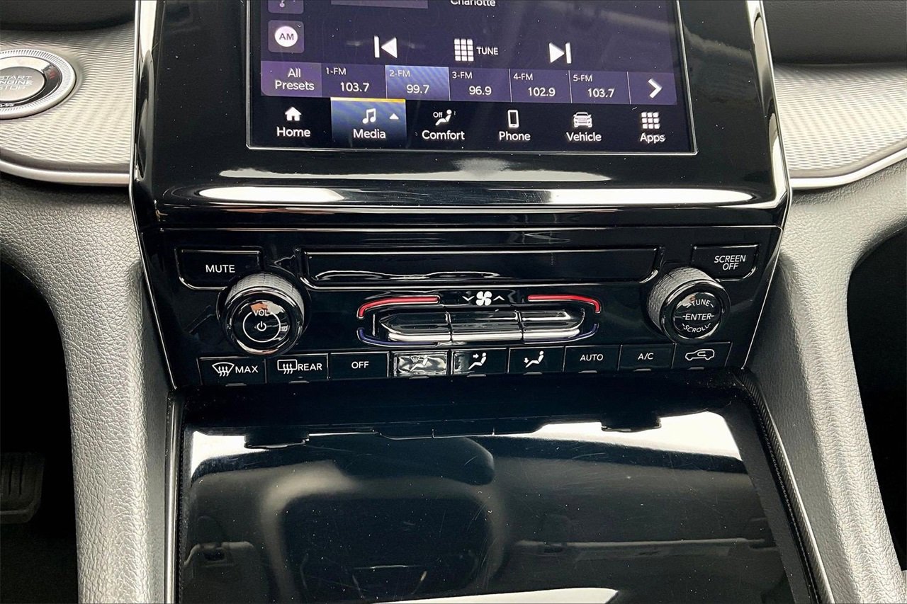 Certified 2024 Jeep Grand Cherokee Laredo X image 17