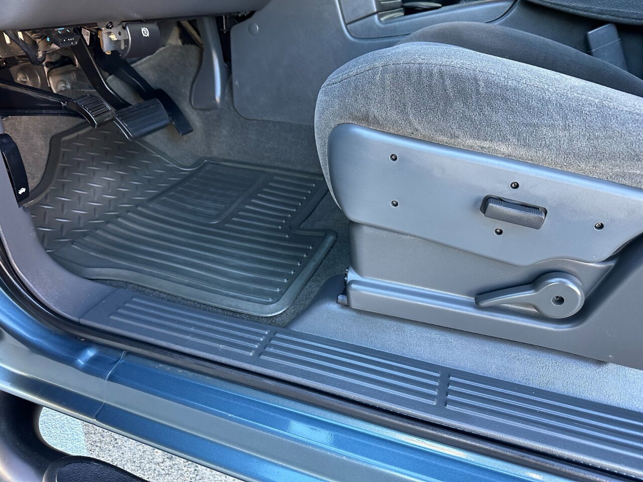 Used 2006 Chevrolet Silverado 3500 LT w/ Skid Plate Package AWD/4WD image 77