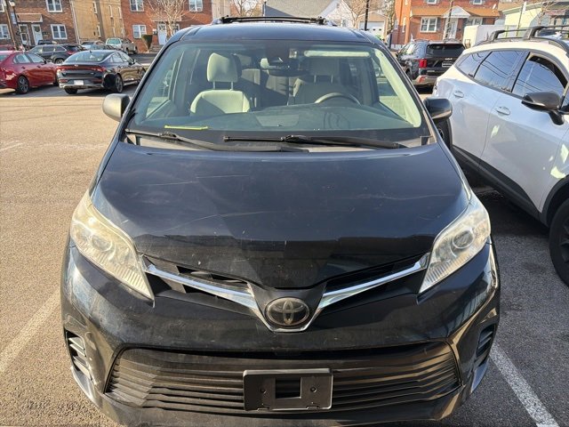 Used 2018 Toyota Sienna LE image 3