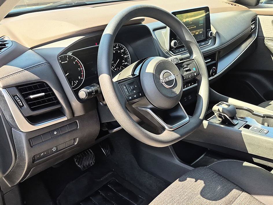Used 2023 Nissan Rogue SV FWD image 16