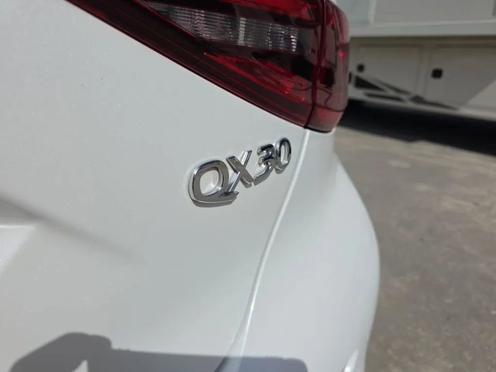 Used 2017 INFINITI QX30 Premium w/ Technology Package image 11