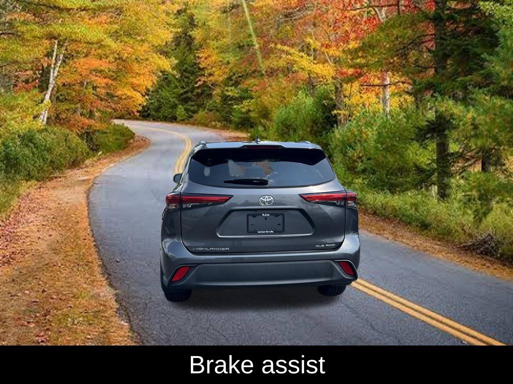 Used 2020 Toyota Highlander XLE AWD/4WD image 11