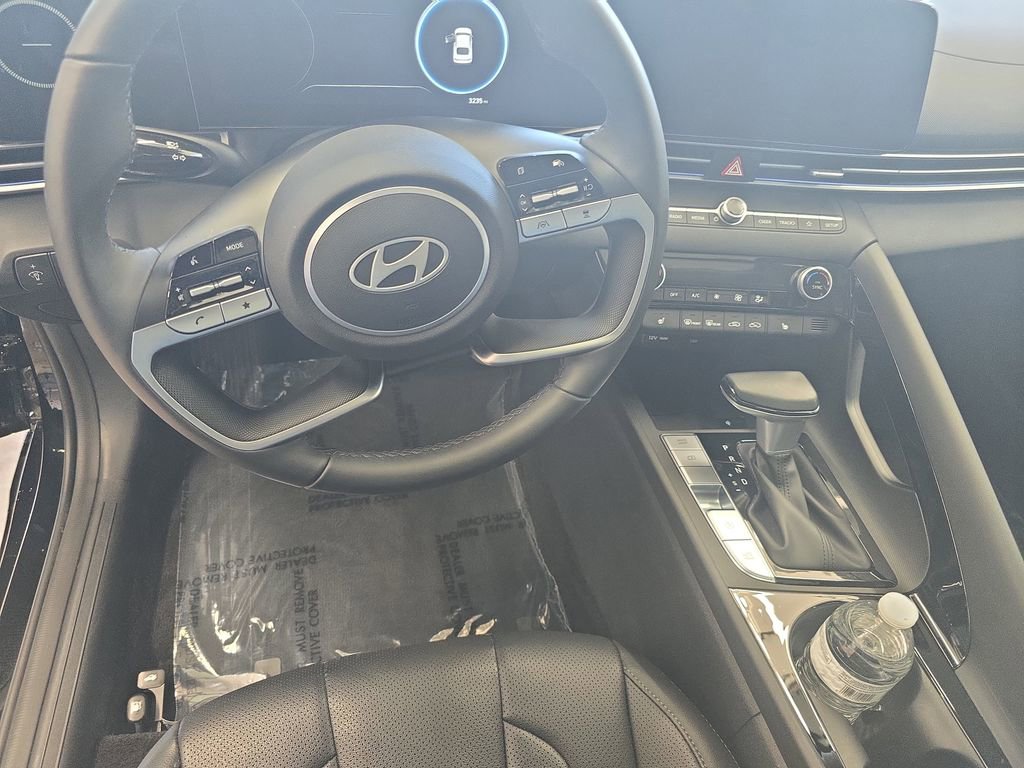 Certified 2025 Hyundai Elantra Limited image 16