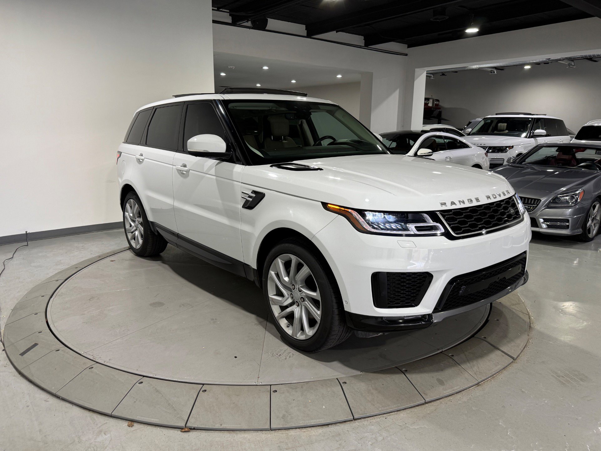 Used 2018 Land Rover Range Rover Sport HSE AWD/4WD image 8