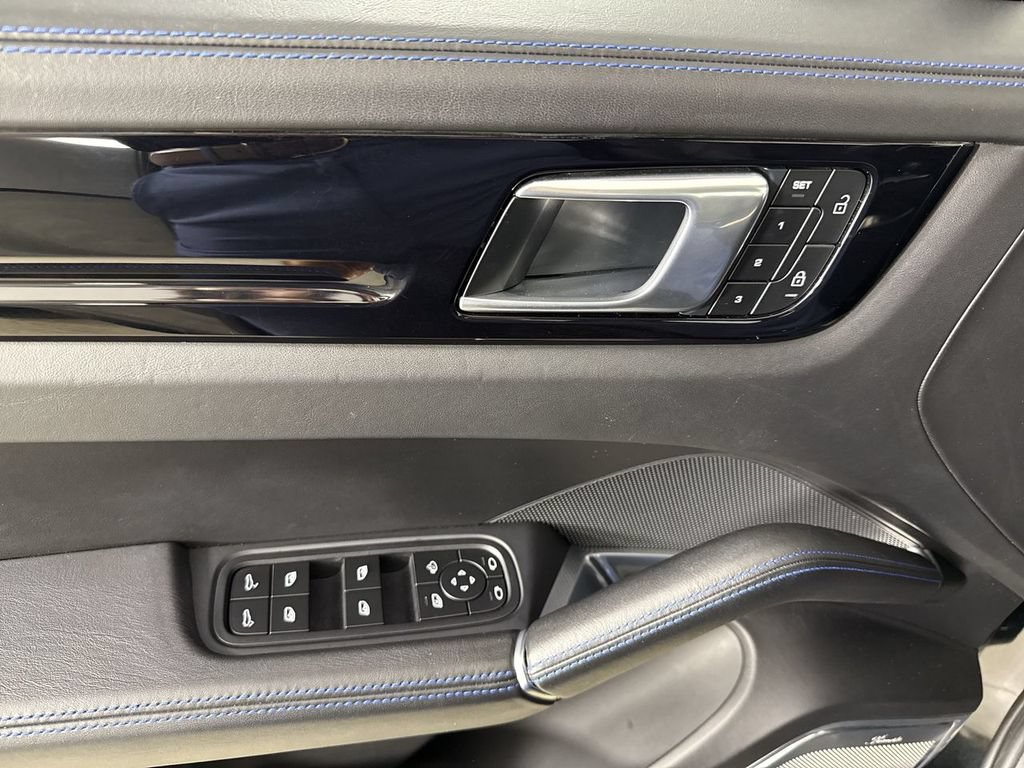Certified 2023 Porsche Cayenne Turbo AWD/4WD image 33