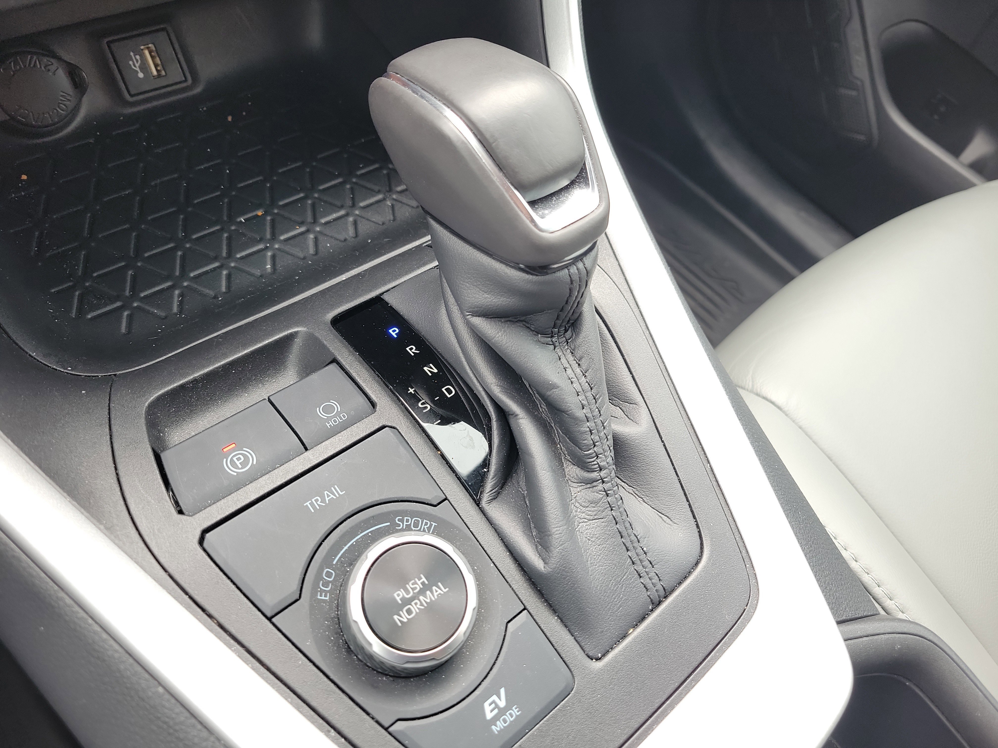 Used 2023 Toyota RAV4 SE image 37