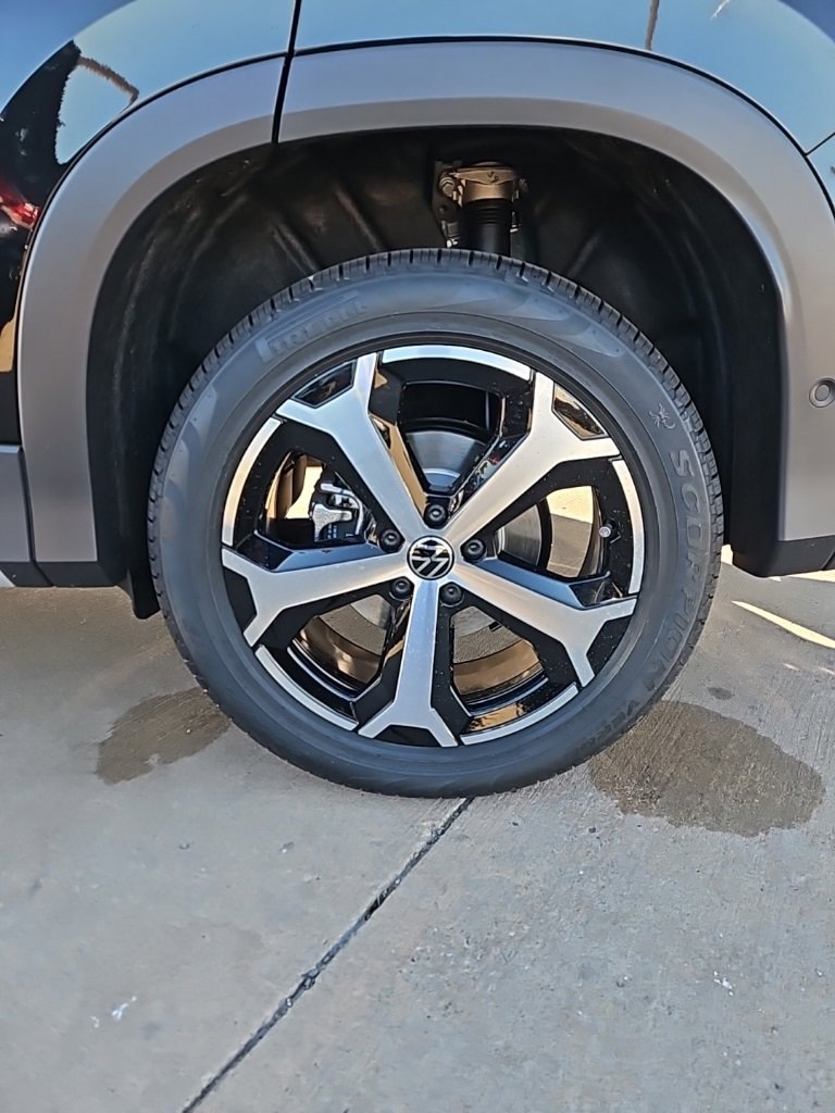 New 2025 Volkswagen Tiguan SE image 9