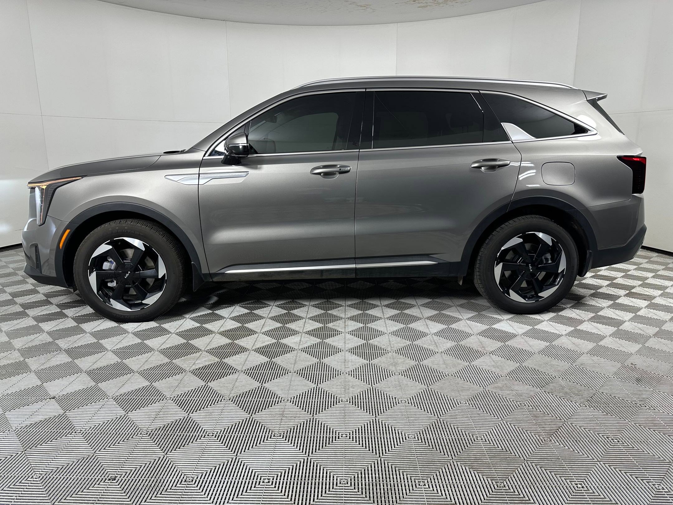 Used 2025 Kia Sorento EX image 2