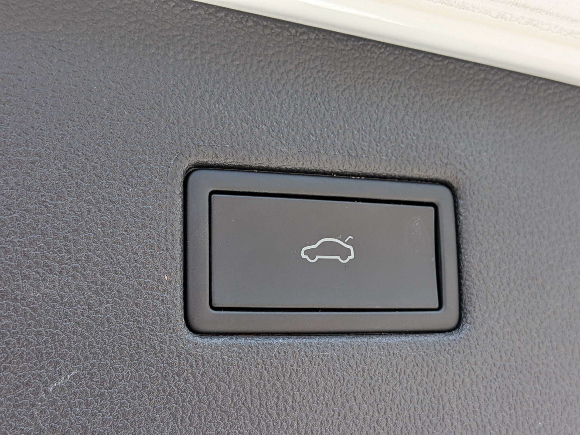 Used 2022 Volkswagen Tiguan SE w/ Panoramic Sunroof Package FWD image 11