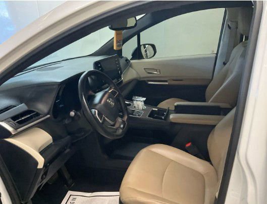 Used 2022 Toyota Sienna XLE FWD image 2