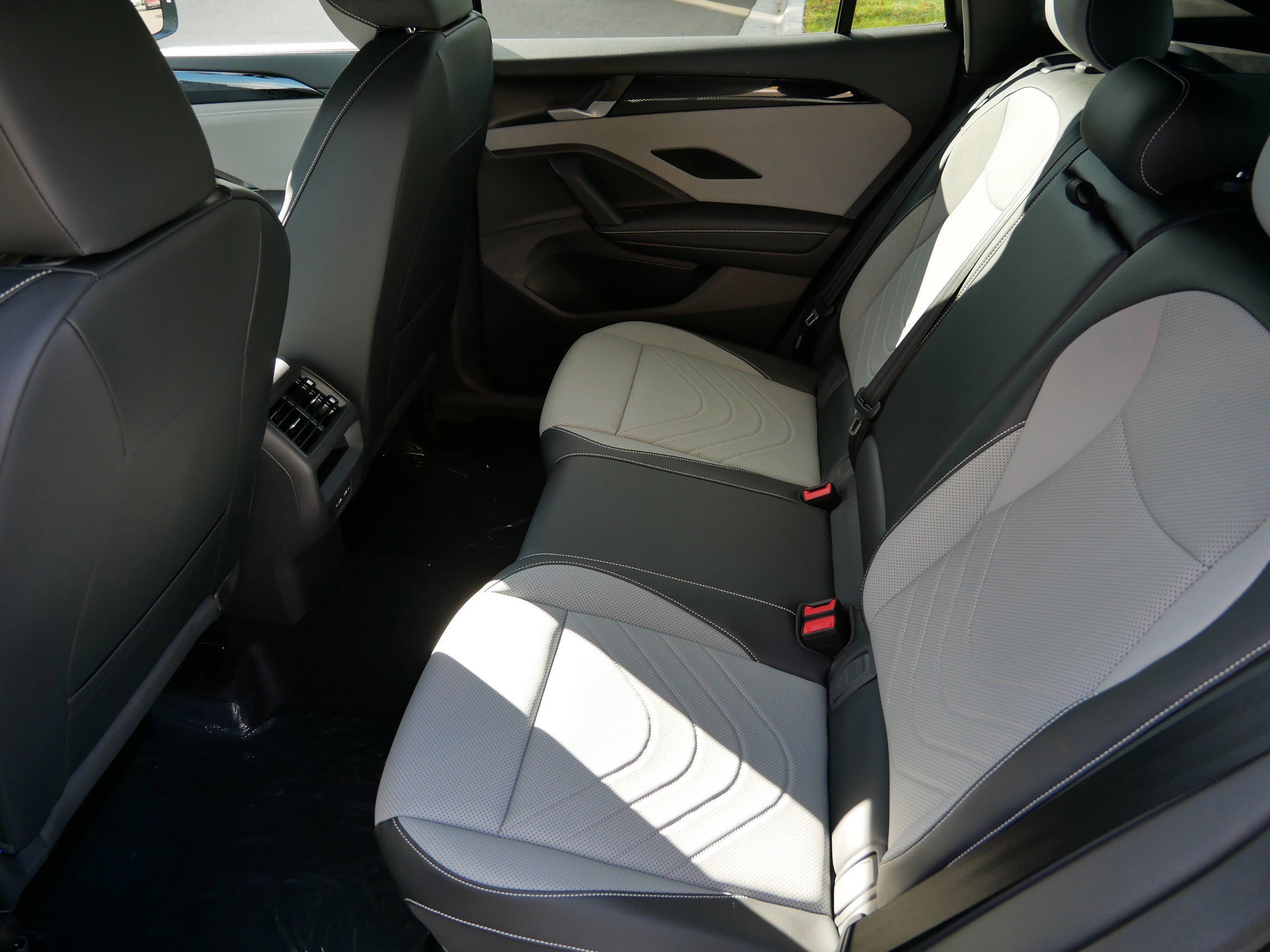 New 2025 Volkswagen Tiguan SE R-Line image 8