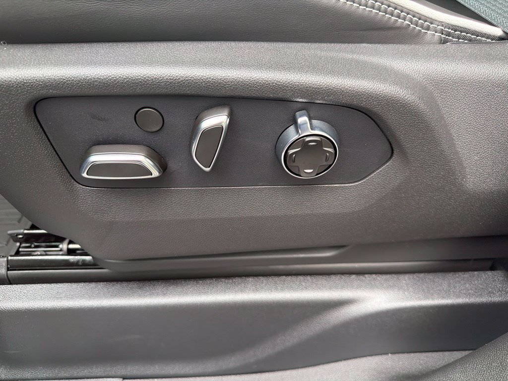 New 2026 GMC Yukon AT4 Ultimate w/ LPO, Floor Liner Package AWD/4WD image 23