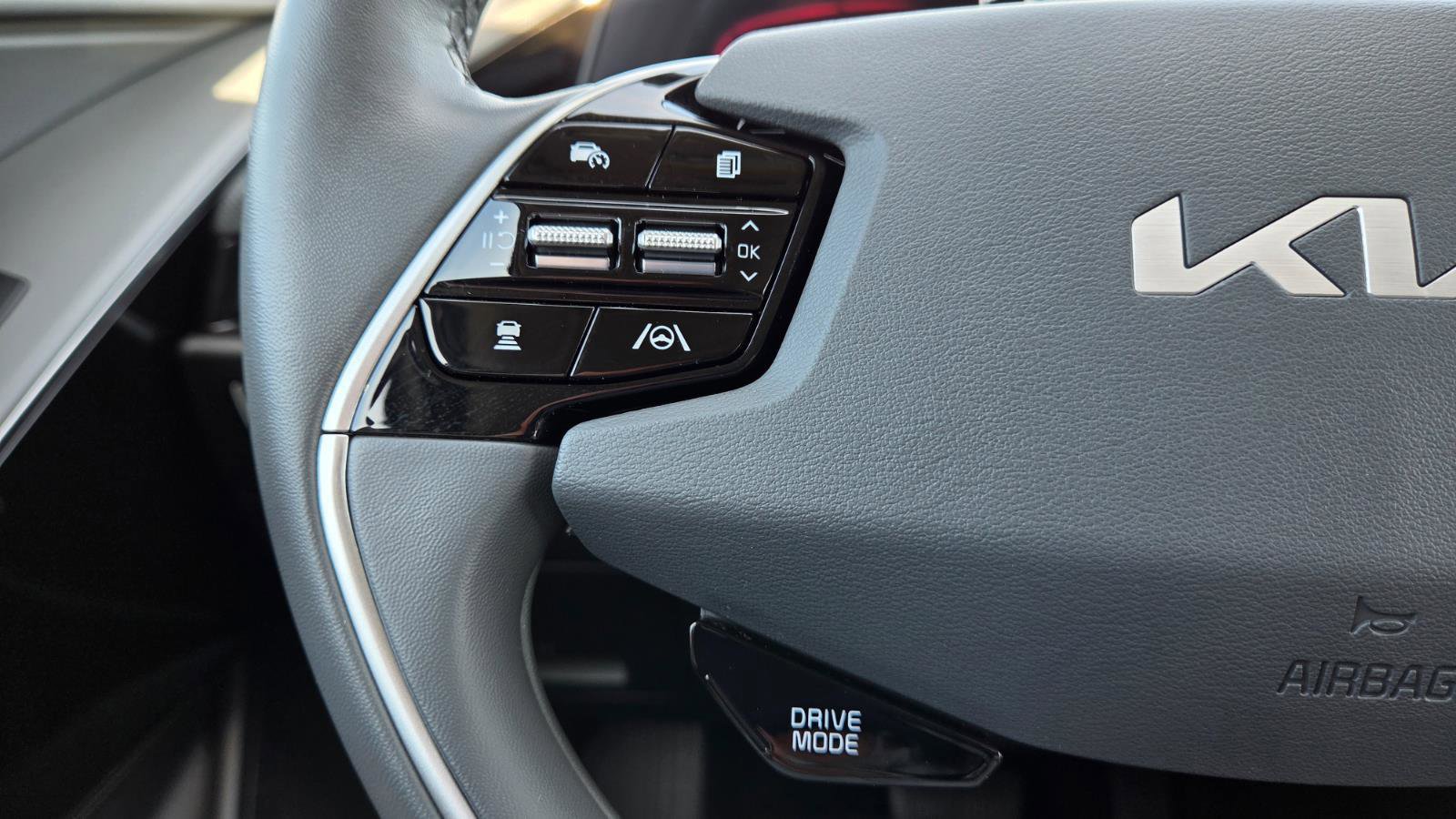 Used 2023 Kia Niro EX image 29