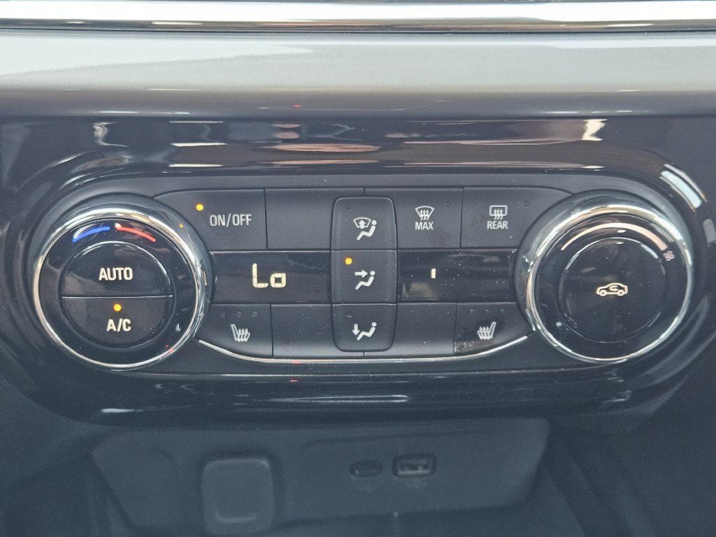 Used 2025 Chevrolet Trax LT w/ LT Convenience Package FWD image 19