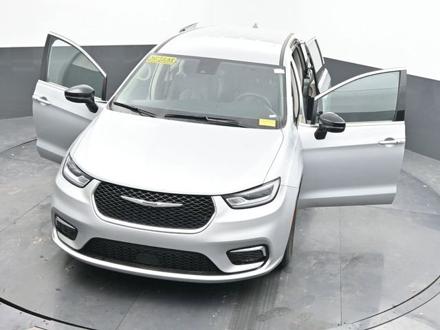 Used 2024 Chrysler Pacifica Touring-L image 61