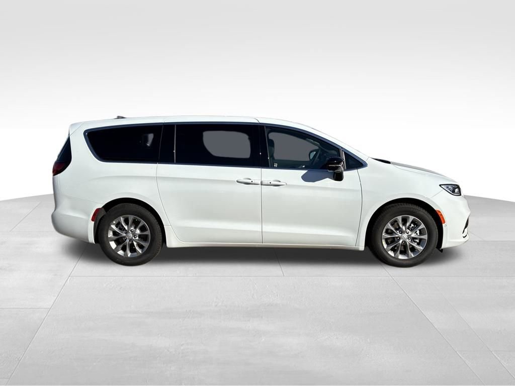 New 2026 Chrysler Pacifica Limited w/ Uconnect Theater Family Group image 7