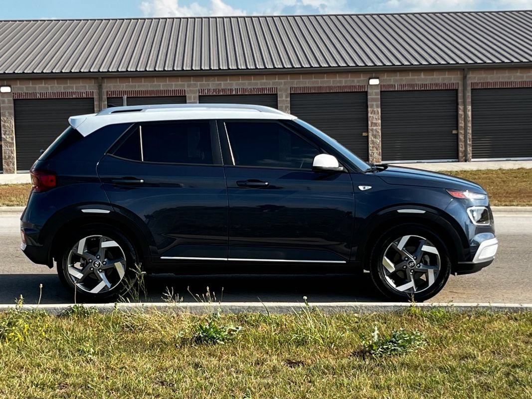 Used 2022 Hyundai Venue Limited FWD image 7