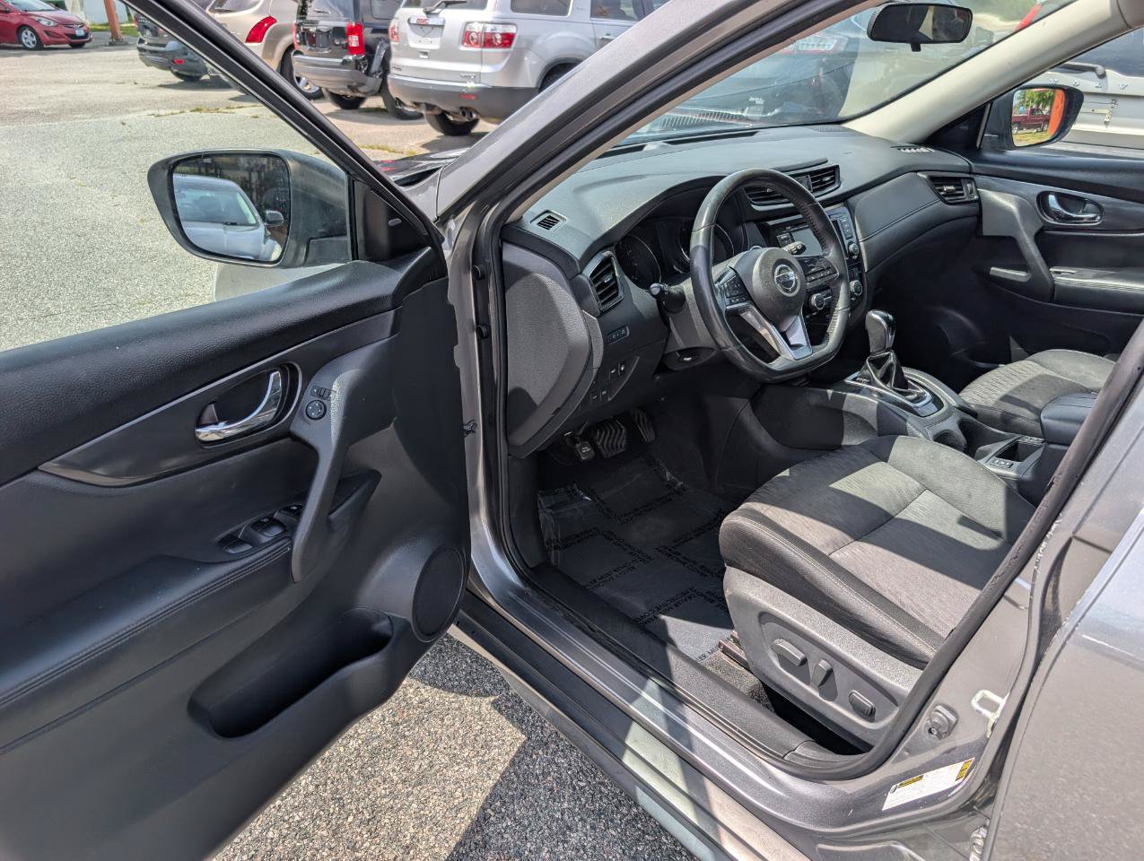 Used 2018 Nissan Rogue SV FWD image 13
