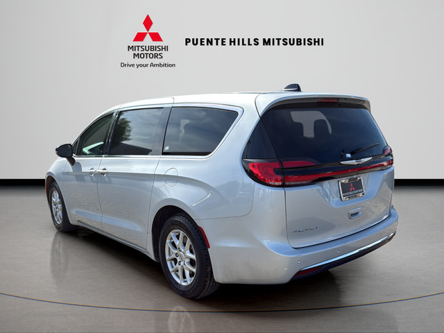 Used 2024 Chrysler Pacifica Touring-L FWD image 7