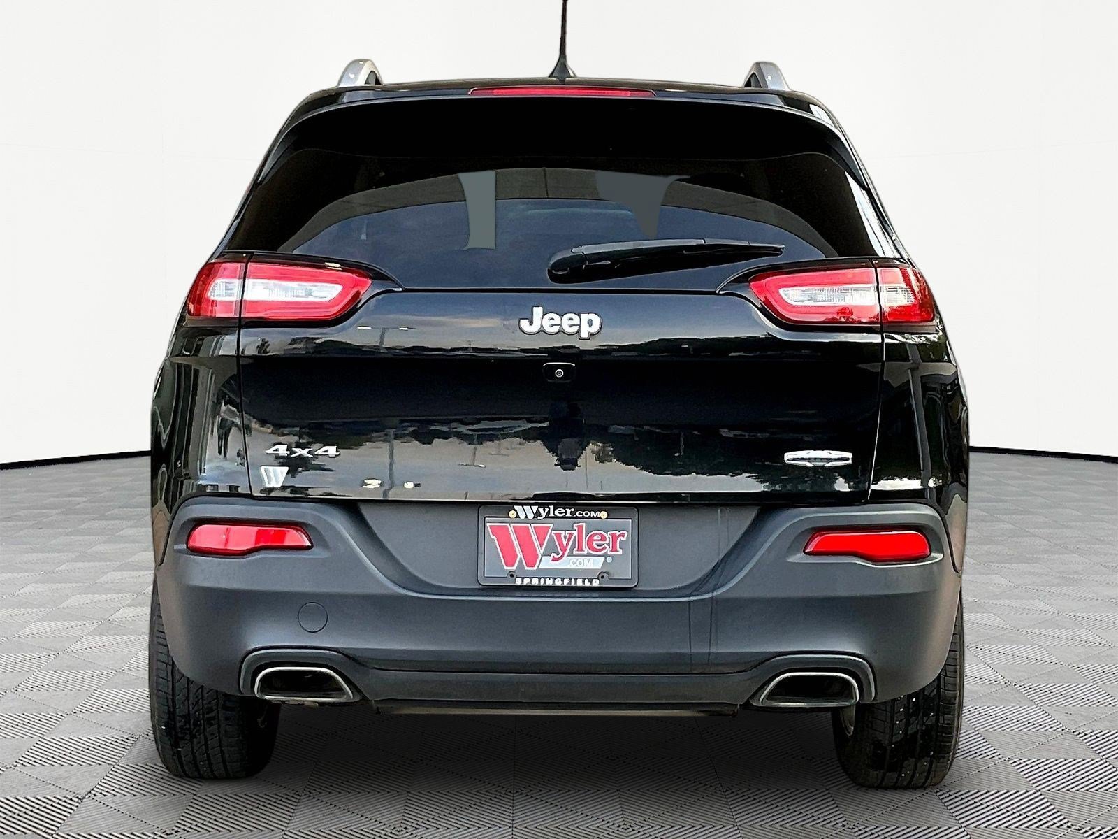 Used 2017 Jeep Cherokee Latitude w/ Cold Weather Group AWD/4WD image 5