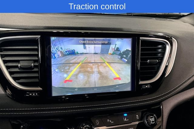 Used 2025 Chrysler Pacifica Limited FWD image 17