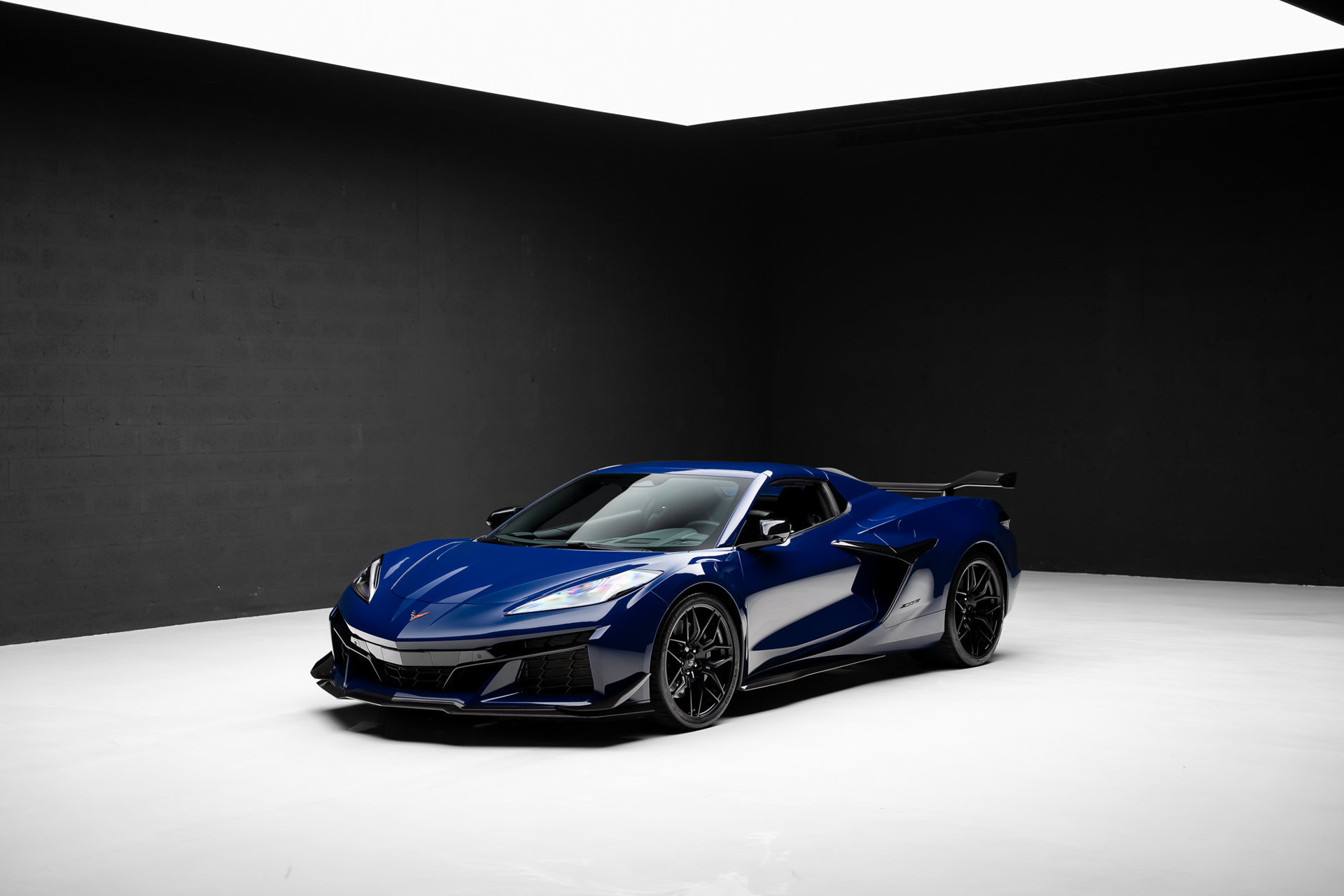 Used 2025 Chevrolet Corvette Z06 w/ Stealth Interior Trim Package RWD image 4