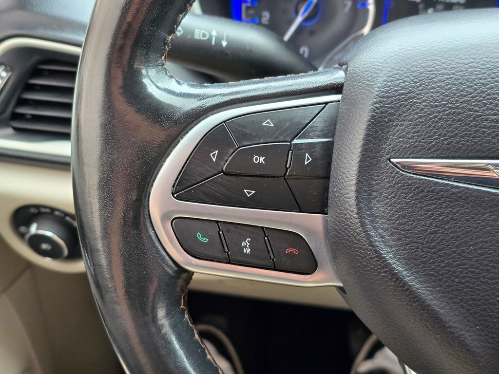 Used 2020 Chrysler Pacifica Touring-L FWD image 32