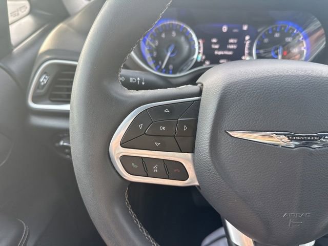 Used 2025 Chrysler Pacifica Select image 16