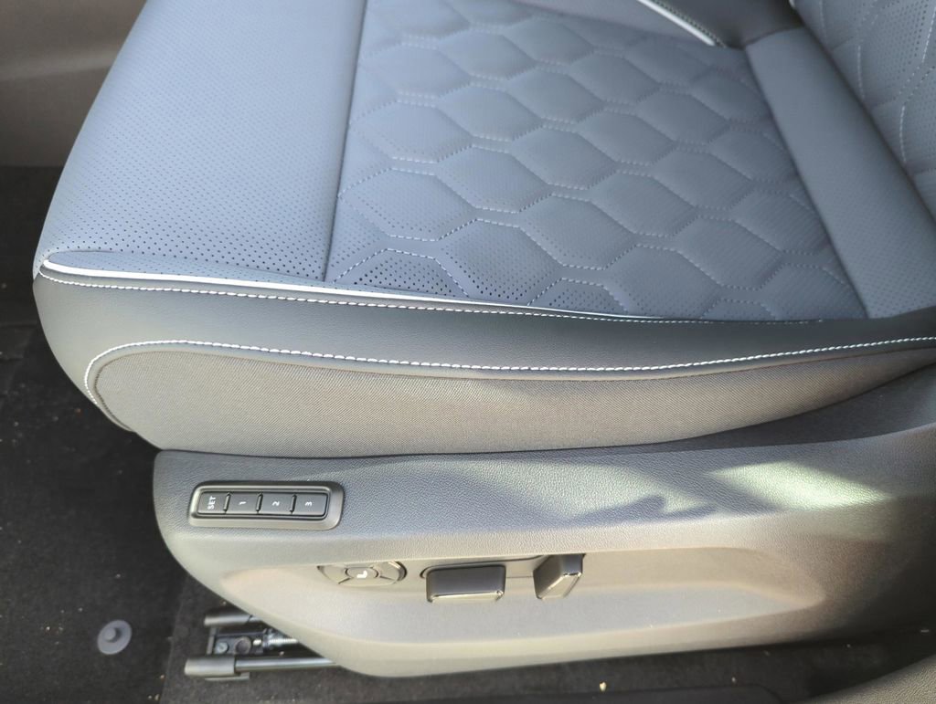 Used 2026 Volkswagen Tiguan SEL R-Line image 26