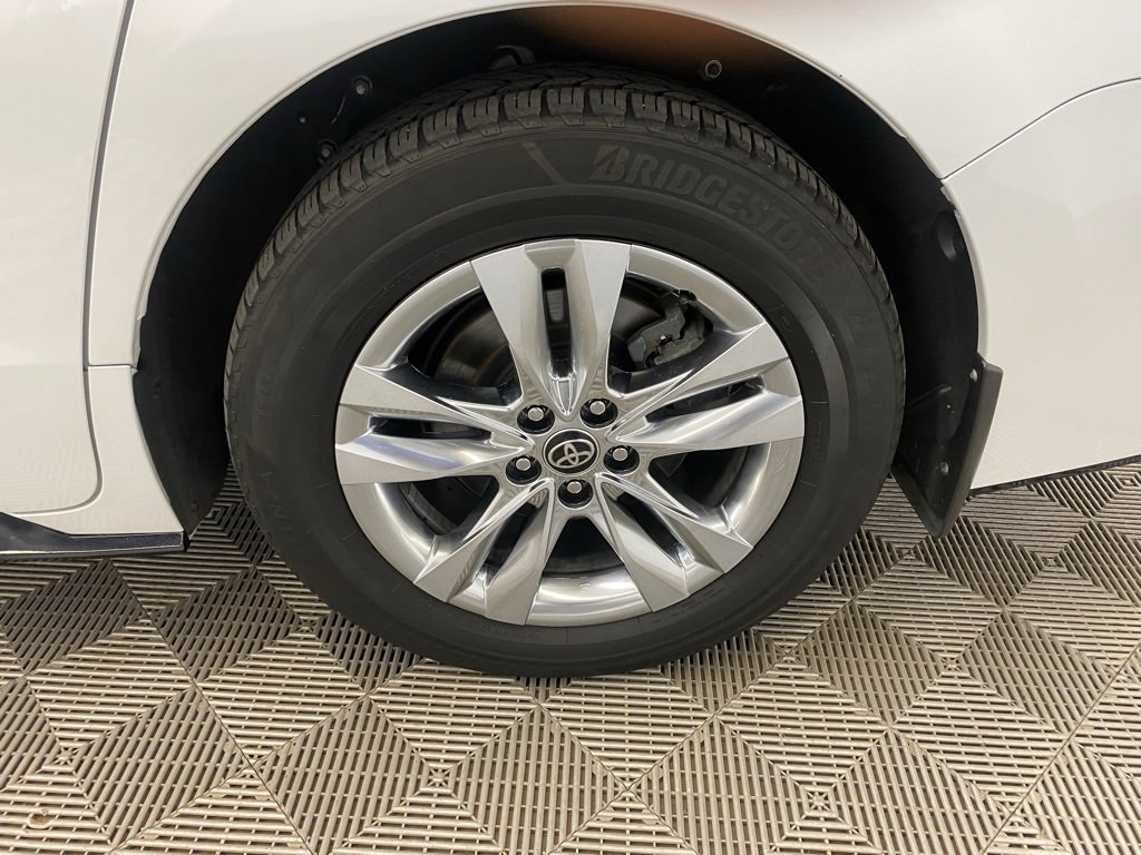 Used 2022 Toyota Sienna Limited image 10