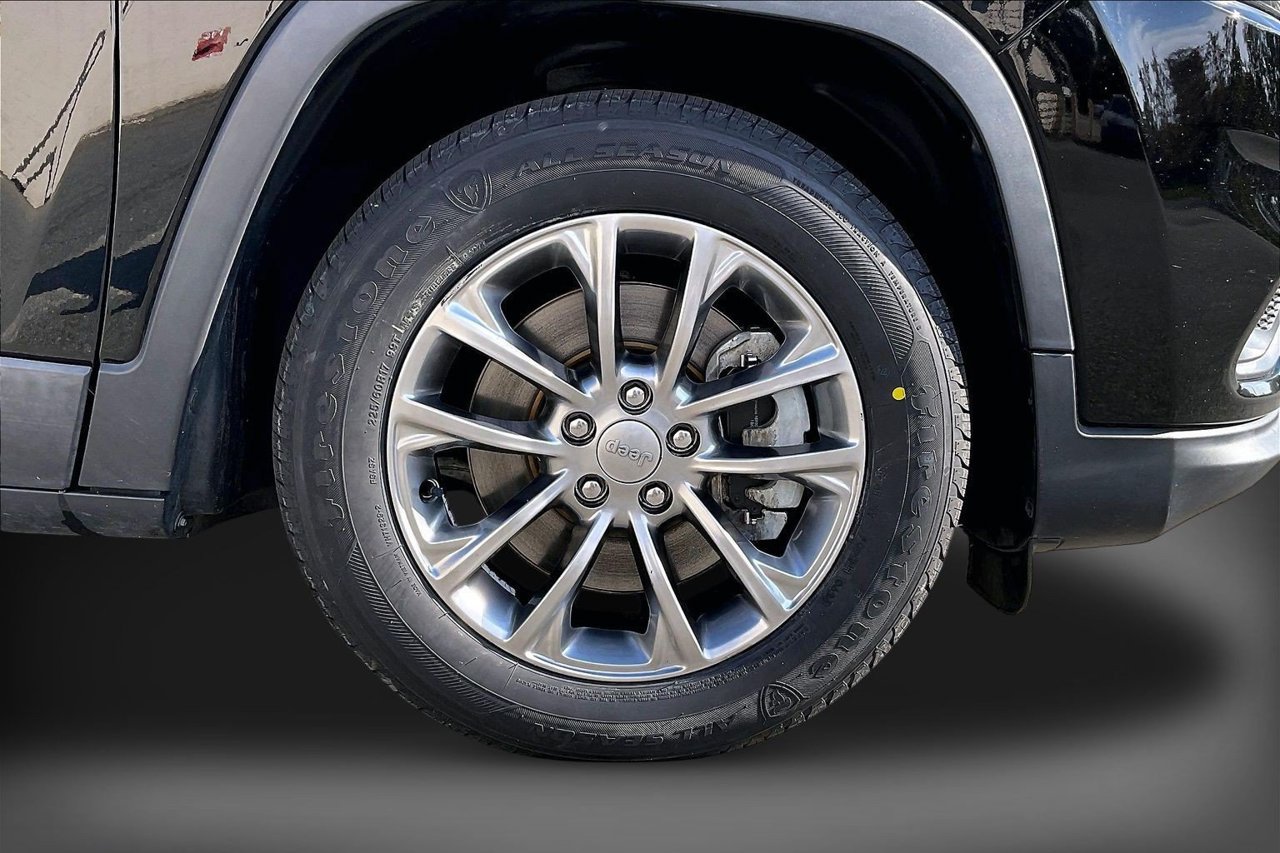 Certified 2021 Jeep Cherokee Latitude Lux w/ Comfort/Convenience Group FWD image 33