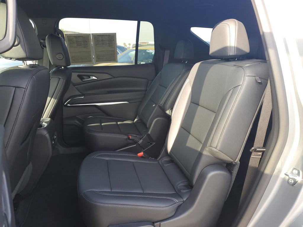 Used 2025 Chevrolet Traverse LT image 13