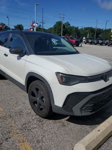 Used 2025 Volkswagen Taos SE AWD/4WD image 2