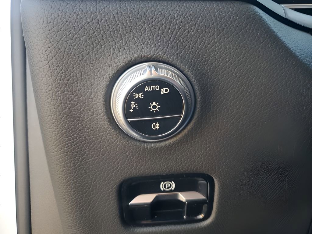 Used 2025 Mercedes-Benz GLC 300 4MATIC image 32