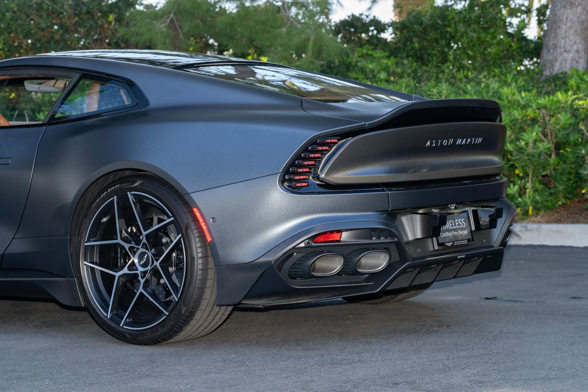 Used 2025 Aston Martin Vanquish RWD image 10