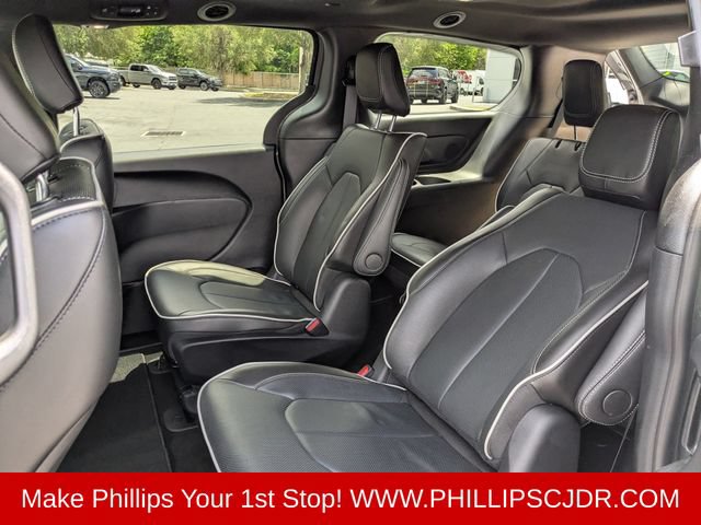 Used 2025 Chrysler Pacifica Premium FWD image 13