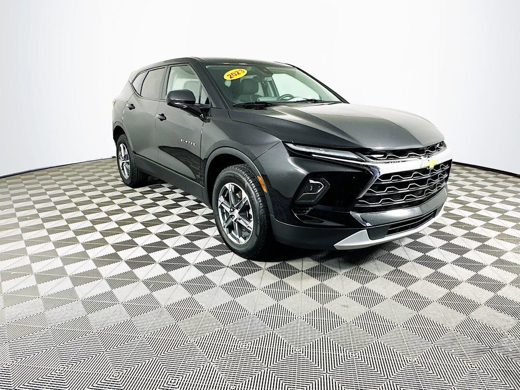Used 2023 Chevrolet Blazer LT FWD image 3